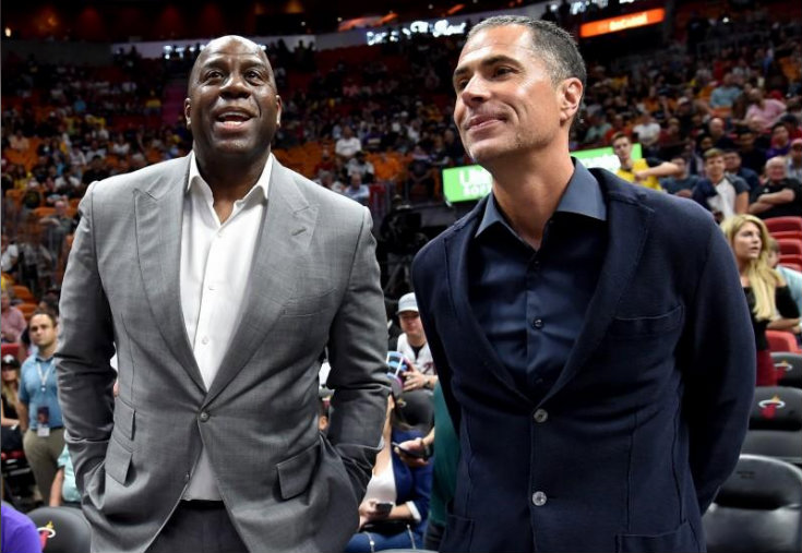 'Magic' Johnson y Rob Pelinka (Reuters)