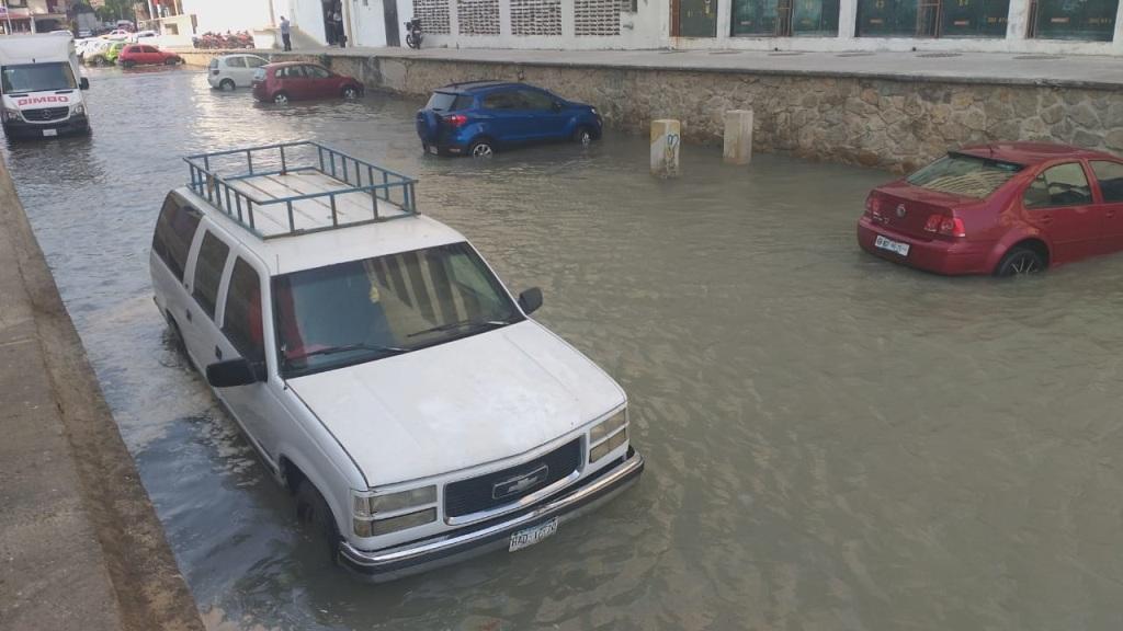 El mar inundó seis vehículos estacionados. (Javier Trujillo)