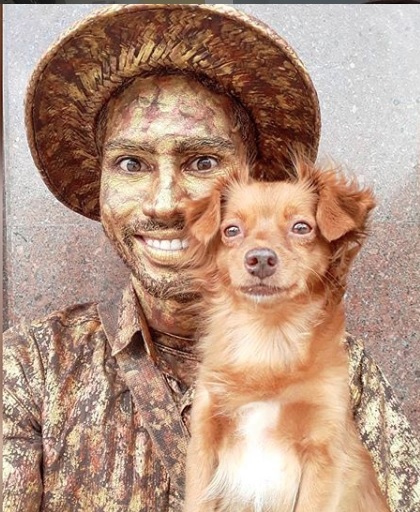 Perro que finge ser estatua. (Instagram @cachorrinhaartista)