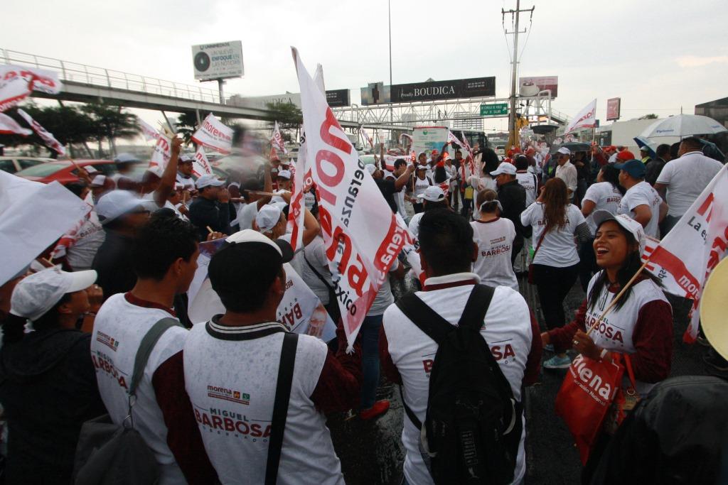 La sana convivencia duró sólo poco más que la lluvia y bastaron algunos rozones entre hombres de ambos bandos para que pasaran a los empujones  (Agenc