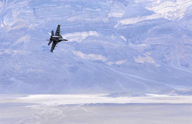 Los cazas F-22 escoltaron a las seis aeronaves de combate rusas. (EFE)