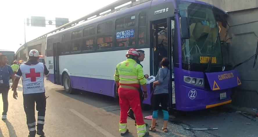 El chofer perdió el control del volante tras presuntamente sufrir un preinfarto. Foto: Especial