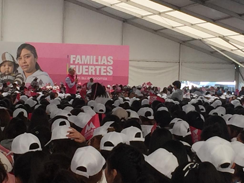 El gobernador estuvo en Tultepec para entregar el programa "Salario Rosa". (Alejandra Gudiño)