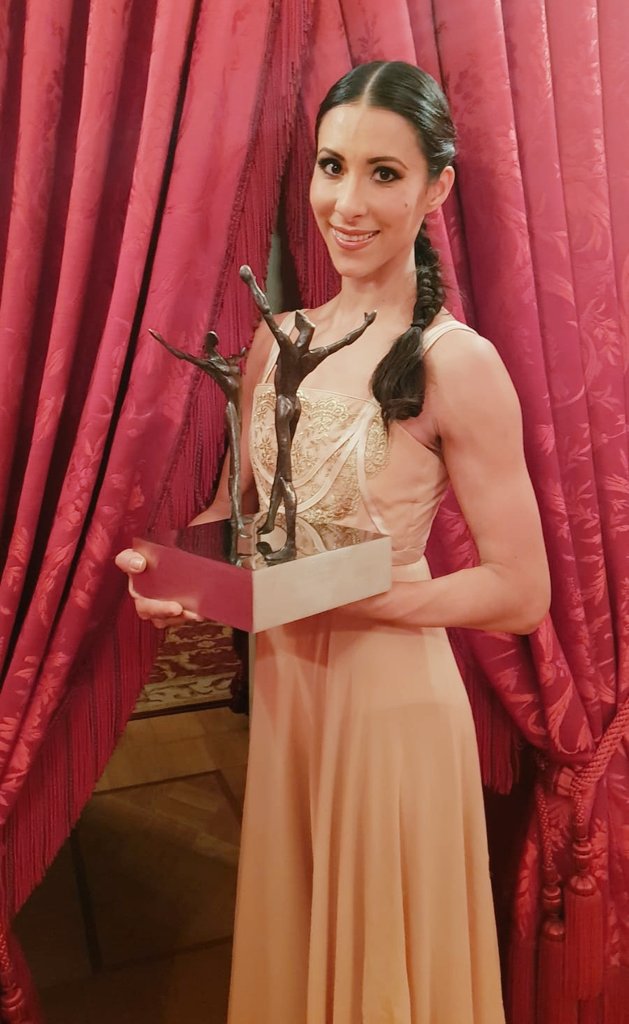 La bailarina compartió una foto con el galardón.