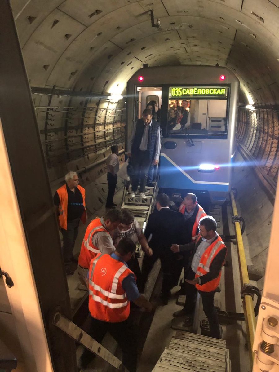 Los pasajeros fueron desalojados en trenes de apoyo.