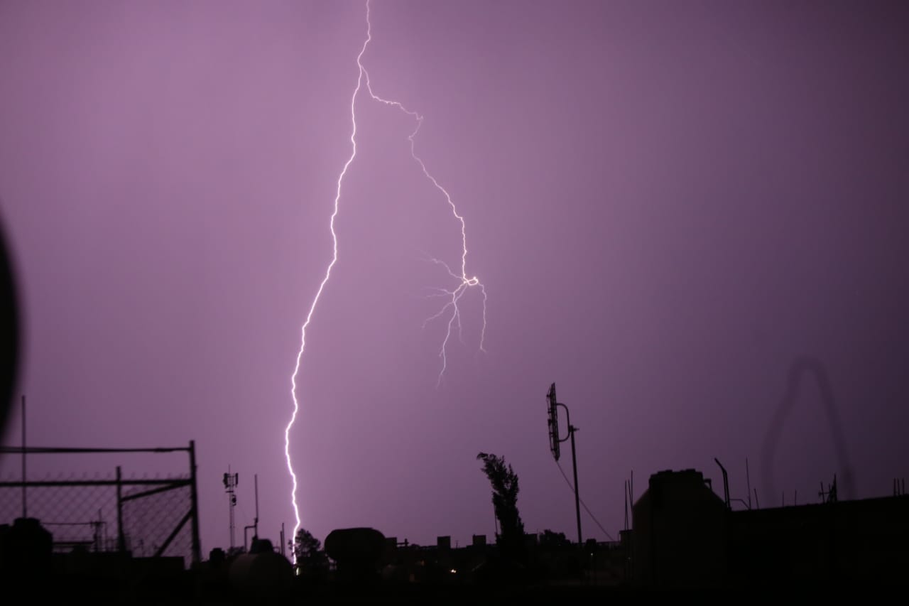 México. Una tormenta eléctrica ilumina el cielo en la Ciudad de México. (Juan Carlos Bautista | Milenio)
