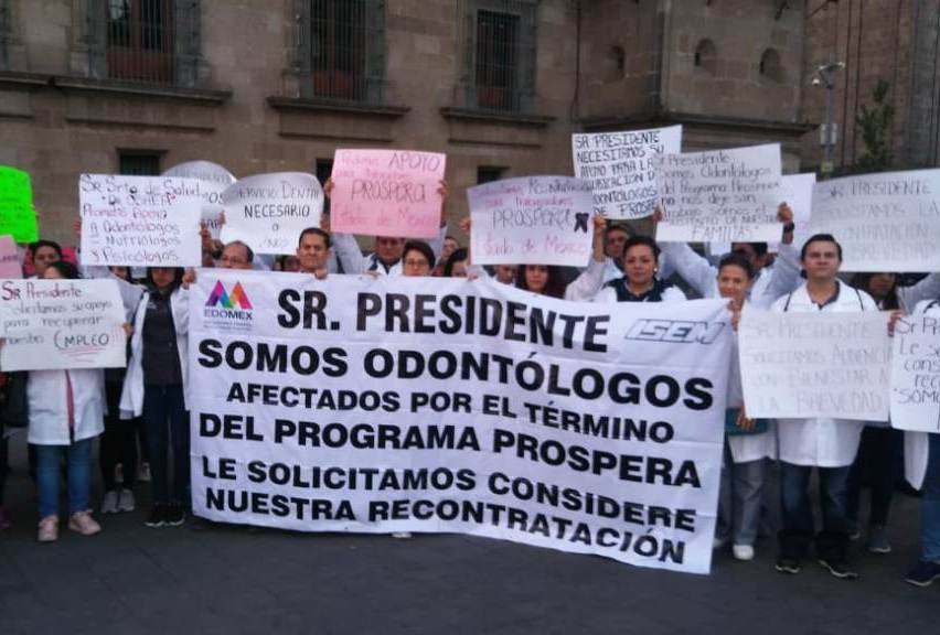 Los odontólogos protestan frente a Palacio Nacional en contra de los despidos injustificados. | César Velázquez