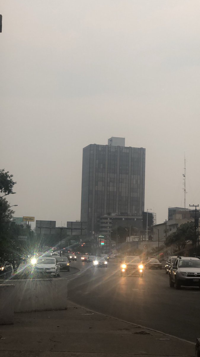 Se percibe bruma en varias parte de la CdMx. (Tomado de @iovasz)