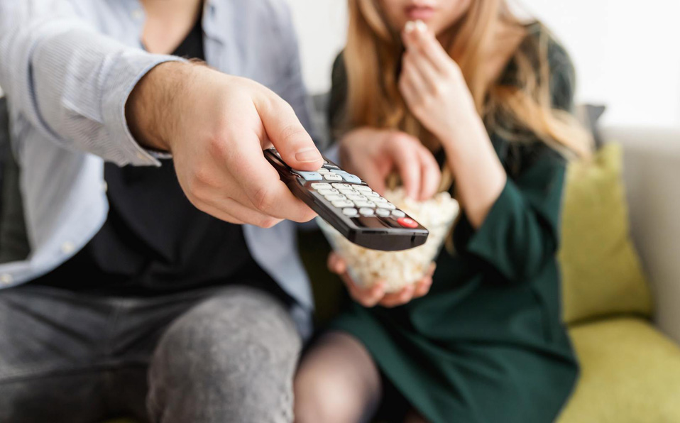 Hoy en día las series que se transmiten por televisión o streaming abordan temas frágiles, uno de ellos el suicidio. (Cortesía Pexels)