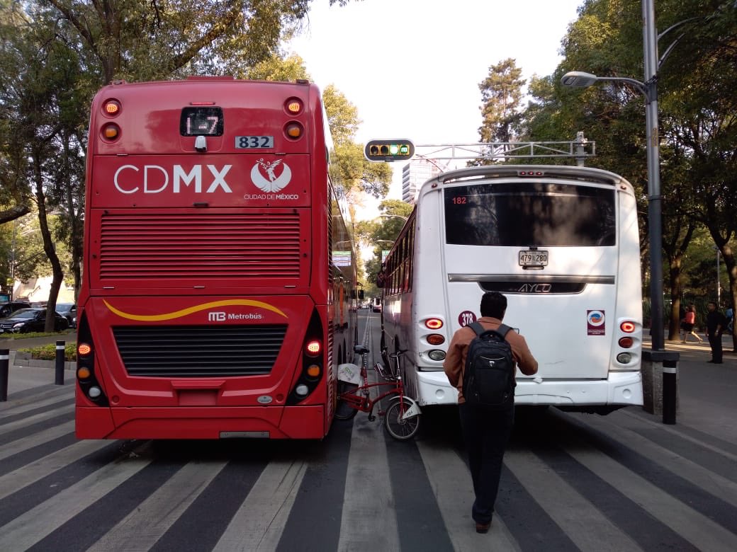 La unidad de Ecobici se quedó atorada entre el Metrobús y la unidad de transporte público. (Tomada de Orumi_)
