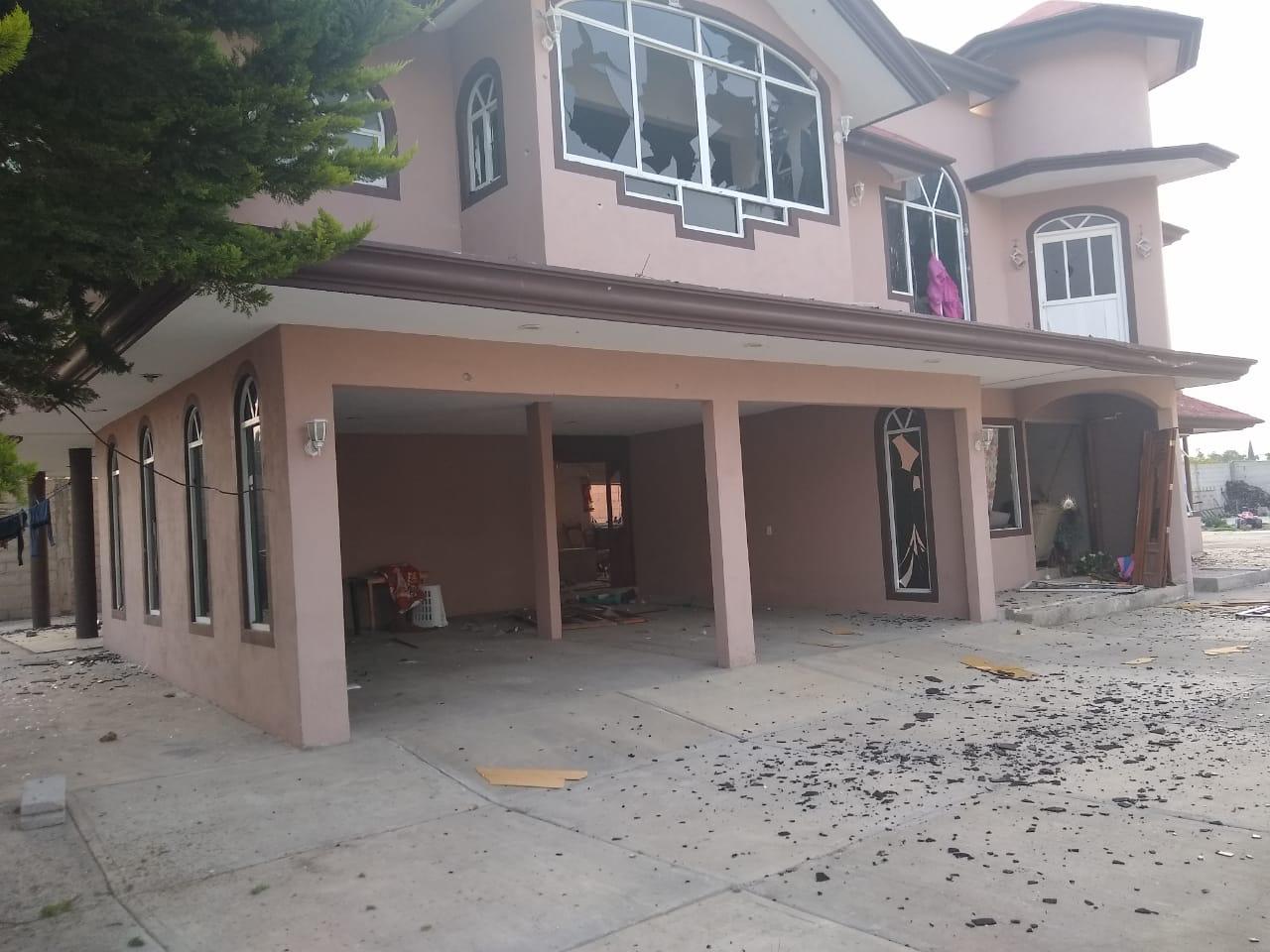 Los uniformados indicaron que las fachadas de ambas viviendas resultaron con daños en ventanas y puertas, además de dos perros muertos (Especial)