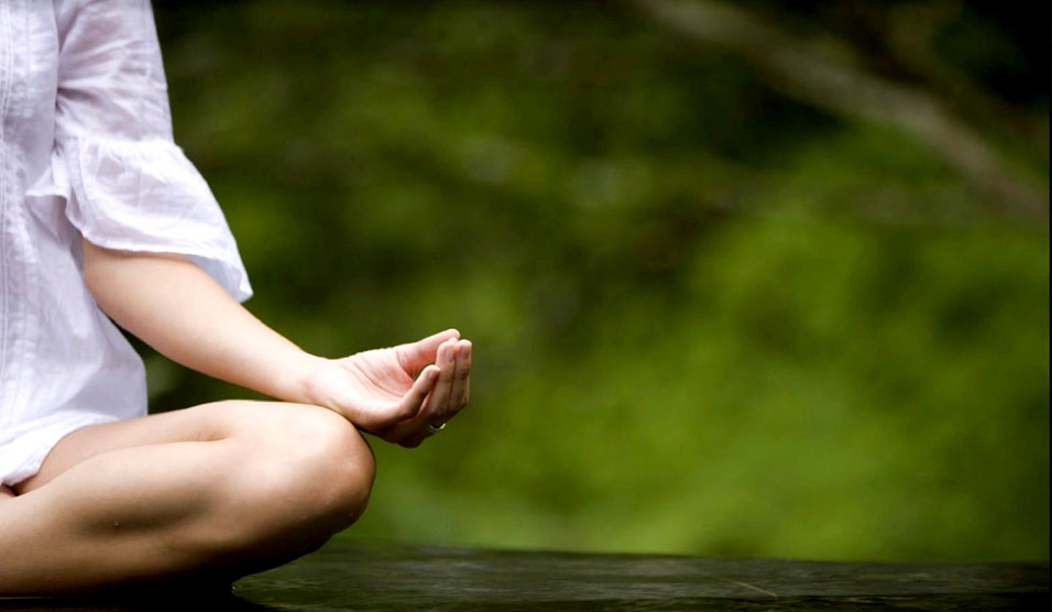 El yoga ayuda a mantener equilibrio entre cuerpo y mente. (Cortesía)