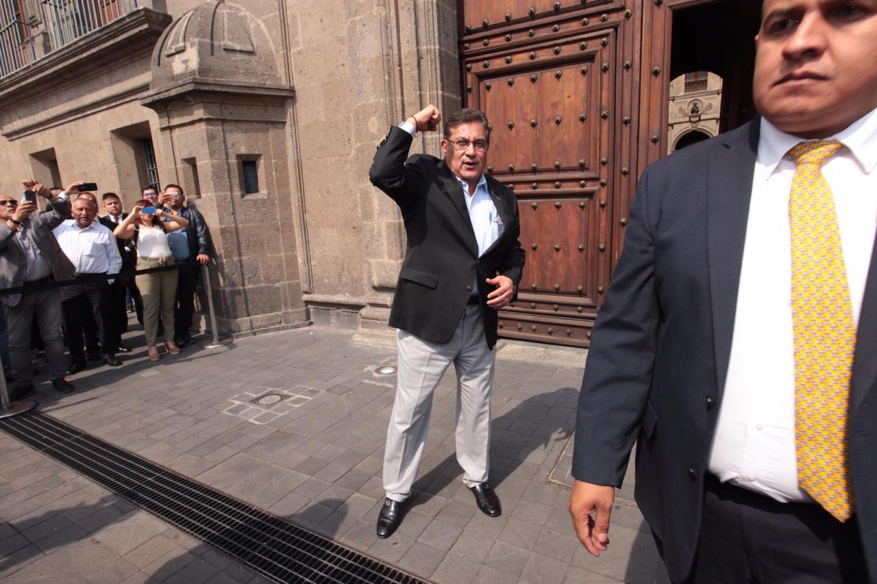 Alfonso Cepeda Salas llegó acompañado de secretarios seccionales de todo el país. (Jesús Quintanar)