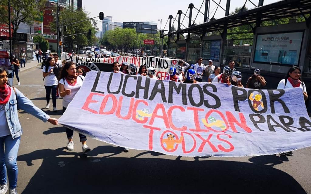 Los aspirantes marchan sobre la avenida Insurgentes hacia Ciudad Universitaria. | Gabriel Ortega