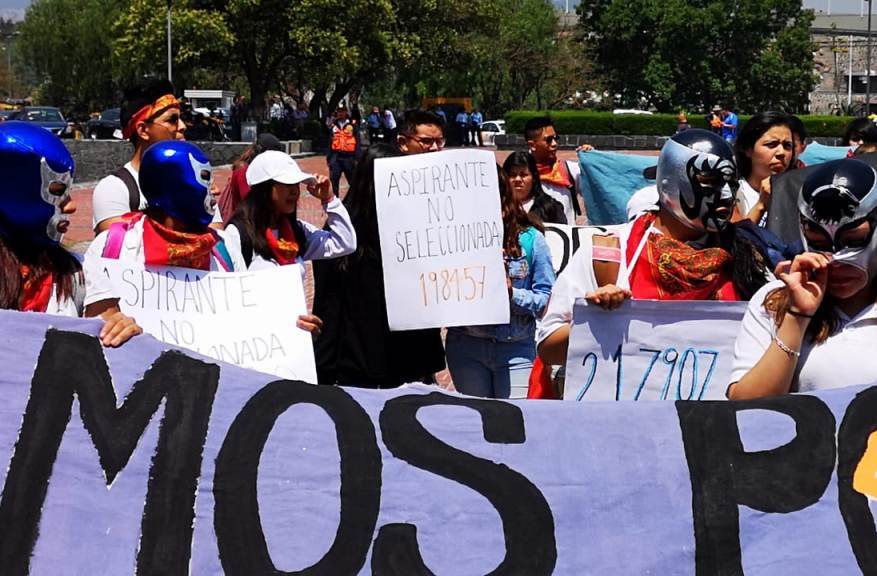Los aspirantes protestan en la explanada de Rectoría de la UNAM. | Gabriel Ortega