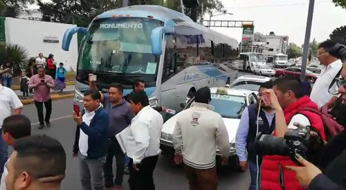Esta tarde hubo un enfrentamiento entre taxistas y policías en la ex Cama de Piedra. (Tania Contreras)