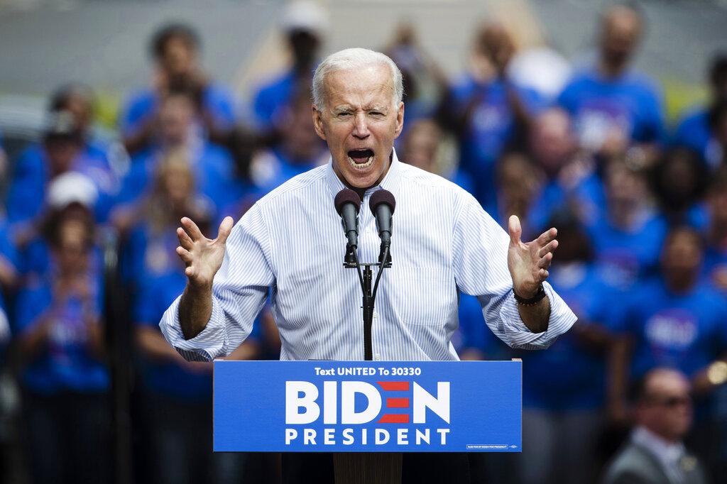 Desde el inicio de su campaña para las primarias, Biden ha criticado que Trump "sea rígido con los amigos y abrace a los enemigos". AP