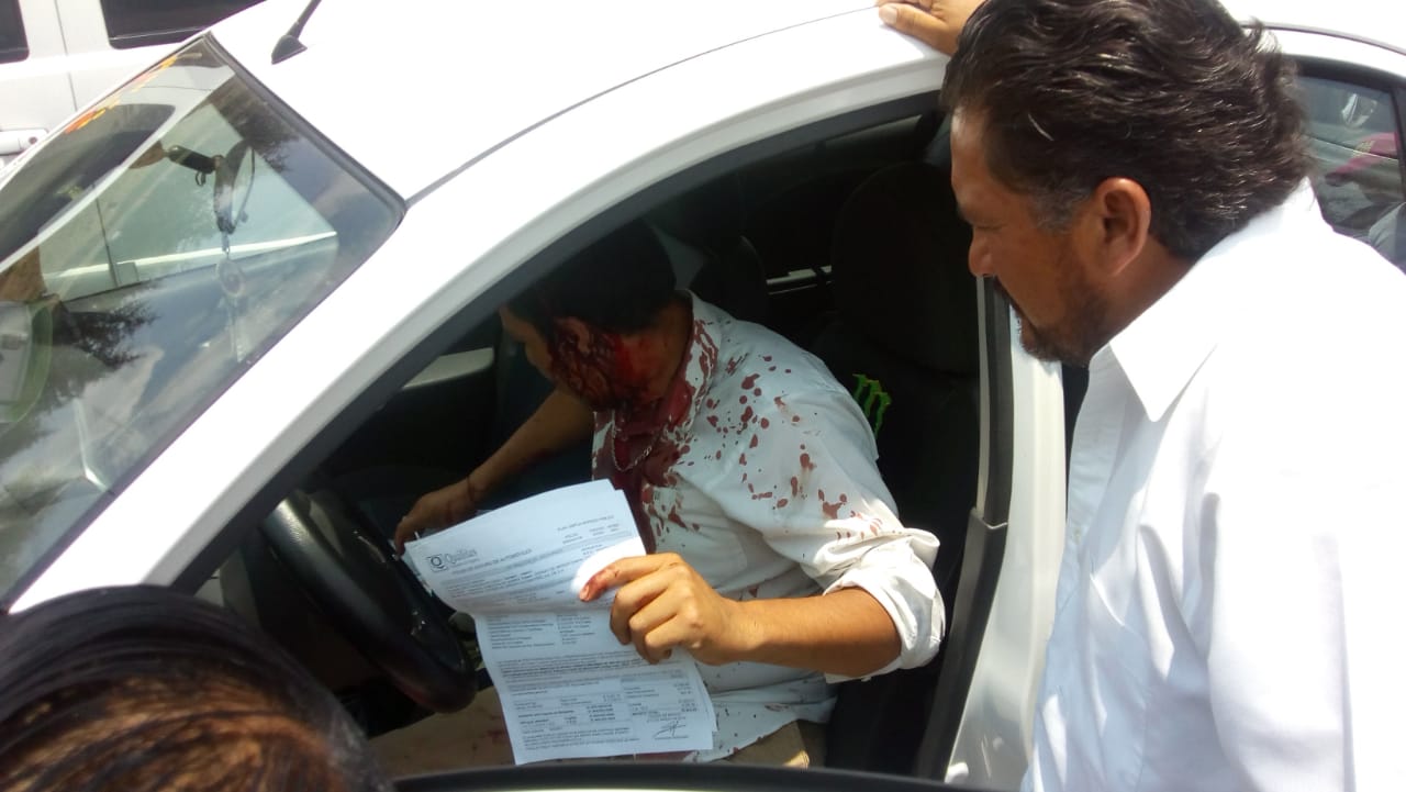 Los lesionados son atendidos por paramédicos de la Cruz Roja Mexicana. (Abadiel Martínez)