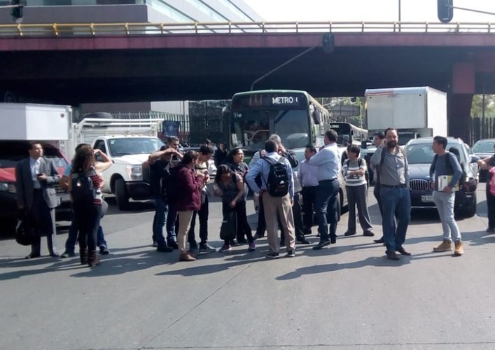 Los manifestantes cerraron la circulación en la lateral de Circuito Interior. | Twitter @OVIALCDMX