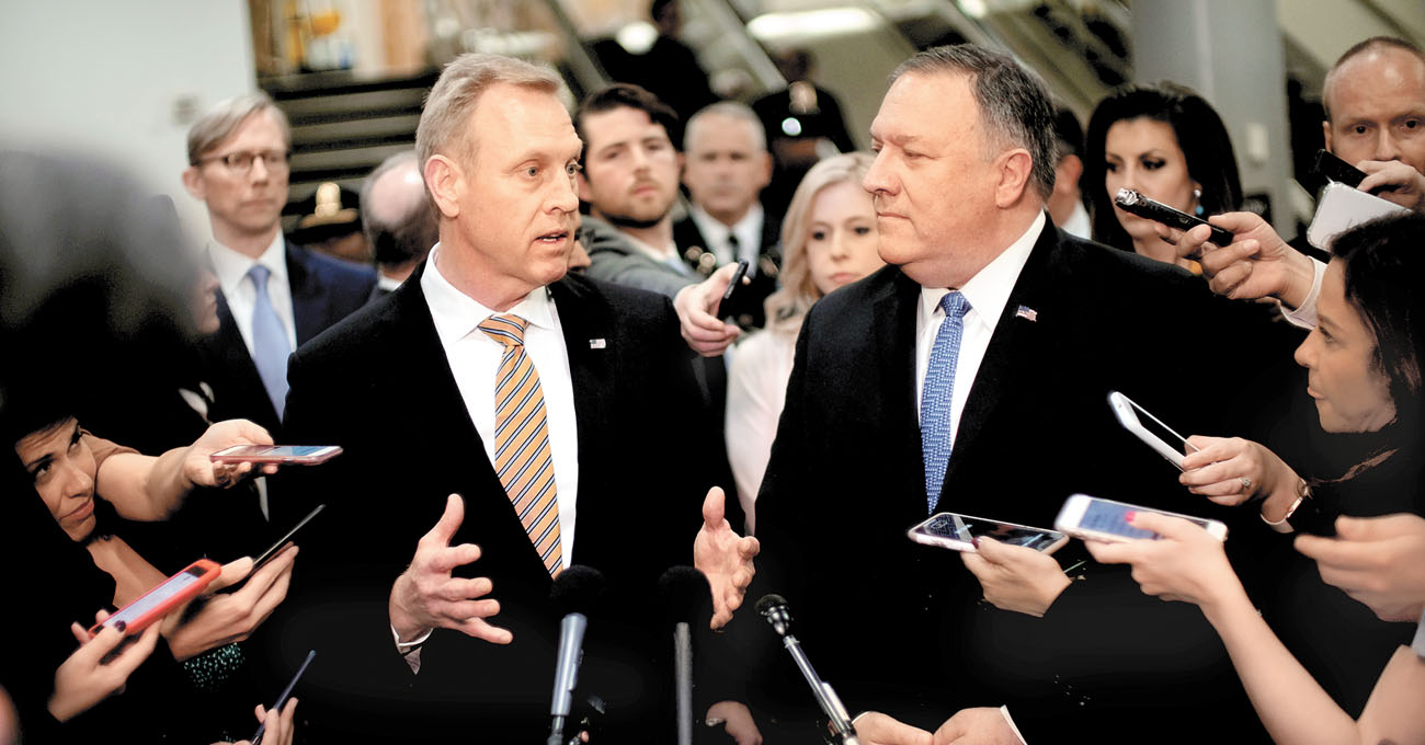 Patrick Shanahan y Mike Pompeo a su salida del Capitolio en Washington D.C. (Reuters)