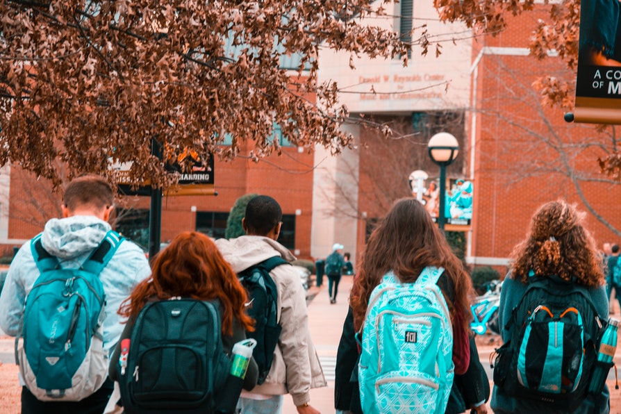 Series y películas con estudiantes como protagonistas. (Cortesía Pexels)