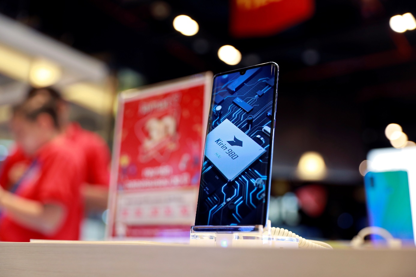 Un Huawei P30 se exhibe en una tienda (Reuters)
