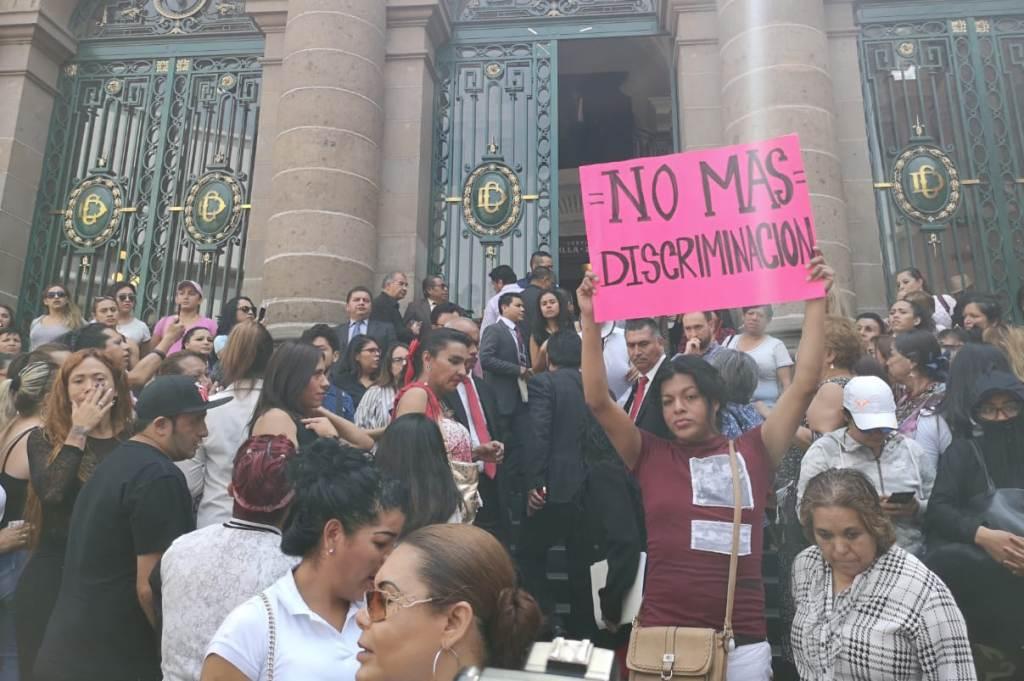 Los activistas protestan en la entrada del Congreso de CdMx contra la Ley de Cultura Cívica. | César Velázquez