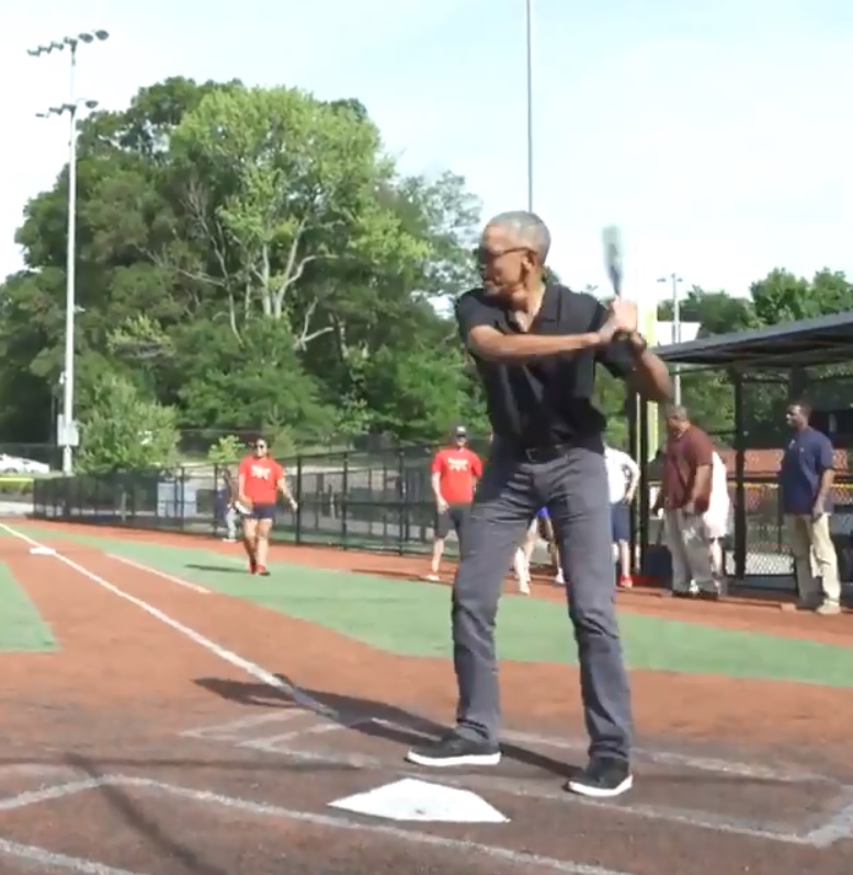 Barack Obama a punto de batear (Especial)