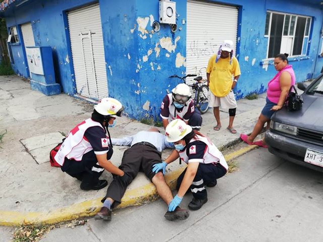 El sujeto fue atendido por socorristas de la Cruz Roja.