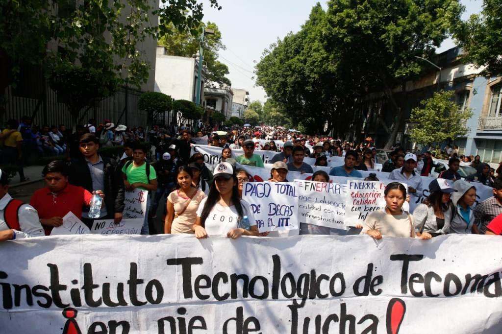 Estudiantes del Estado de México protestan en las inmediaciones de la Segob. | Araceli López