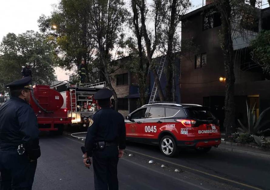 El incendio ocasionó daños a la vivienda en Eje 2 Norte. | César Velázquez