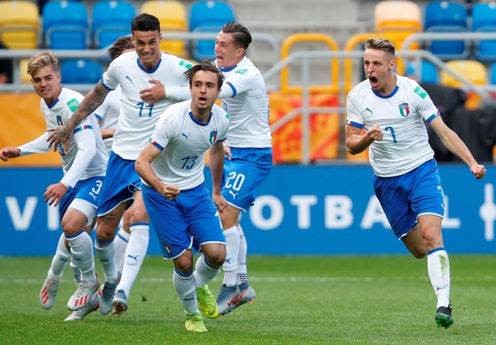 Italia celebrando en el duelo ante México (AP)