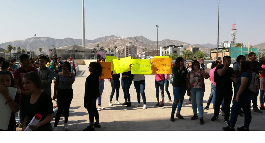 Manifiestan que solo les ha llegado a algunos la beca prometida por AMLO para todos los estudiantes. (Michael Nájera)