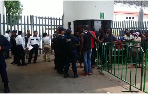 Los migrantes intentaron ingresar por la fuerza a la estación. (Chiapas)