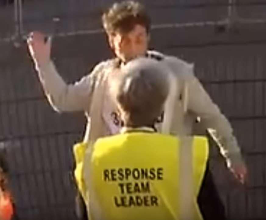 Momento de la agresión a la guardia de seguridad (La Afición)