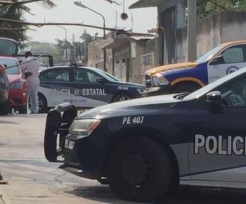 Policías municipales se movilizaron al lugar, el cual acordonaron tras encontrar los cadáveres  (Especial)