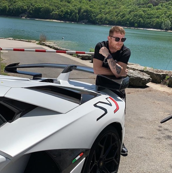 Saúl 'Canelo' Álvarez en su Lamborghini (Instagram @canelo)