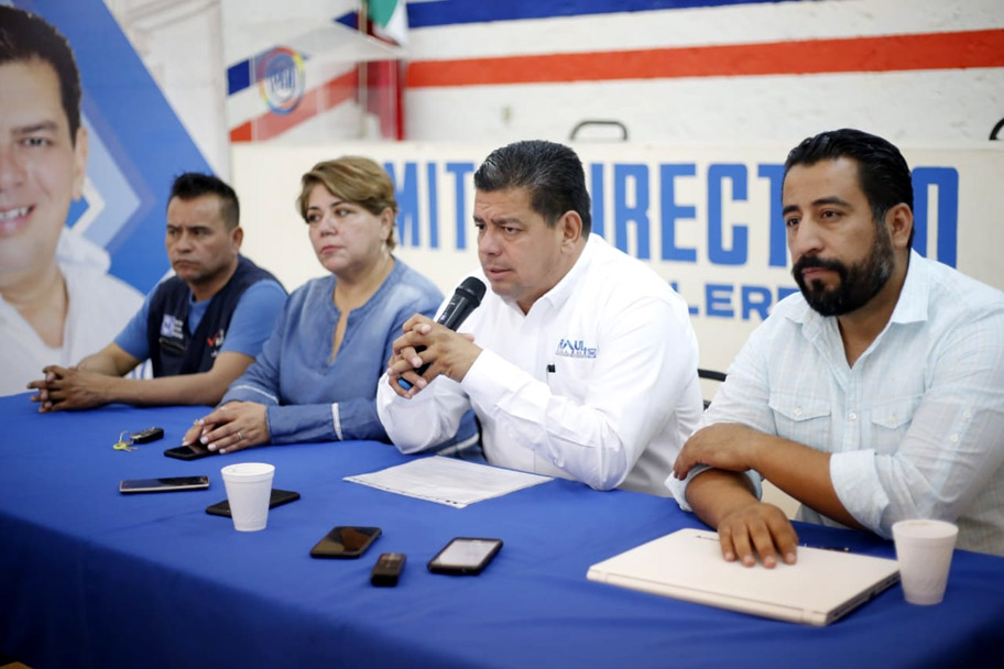 Argumenta que por el momento las patrullas serán usadas como ambulancias, hasta que se adquieran algunas. (Rolando Riestra)
