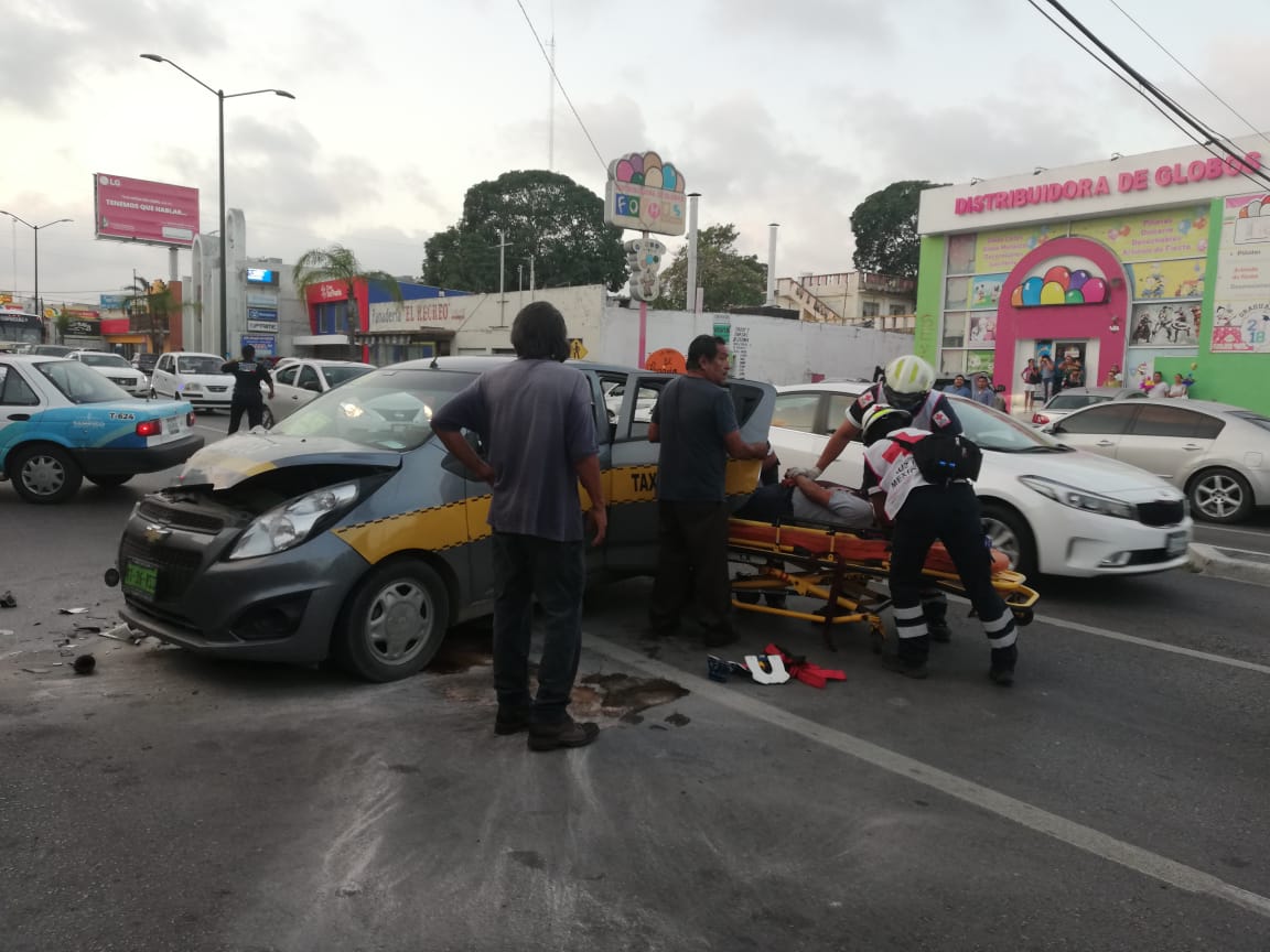 El taxi quedo destrozado.