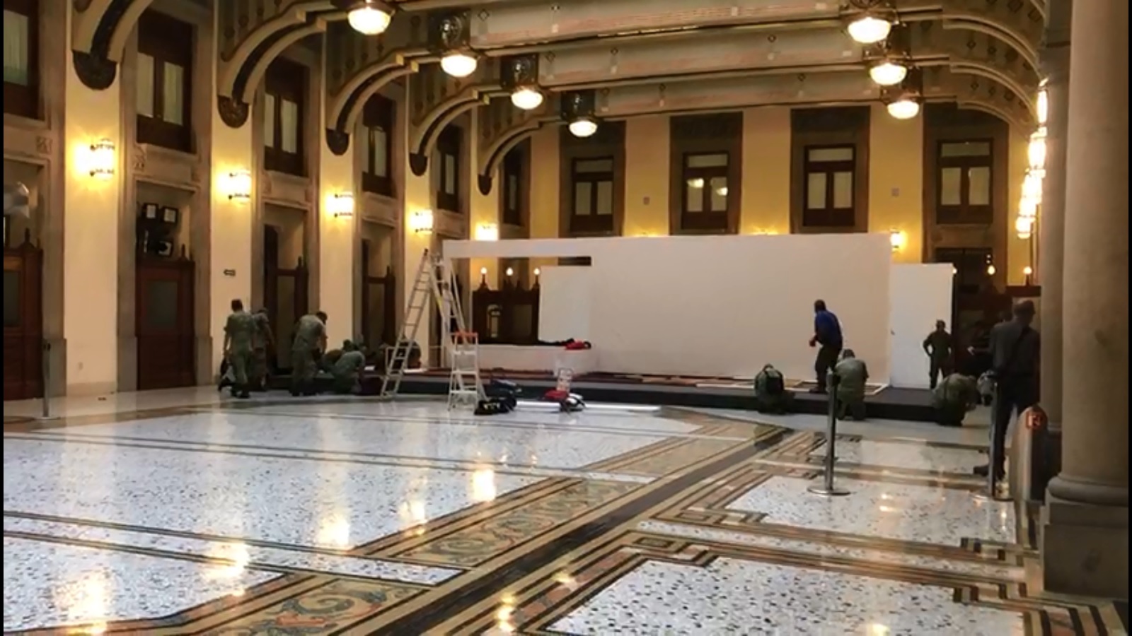 Elementos del Ejército colocan una alfombra en el Salón Tesorería para conservar el piso veneciano (Jannet López Ponce)
