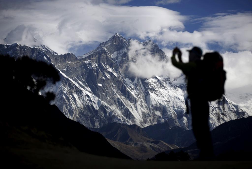 Escalar el Everest, en Nepal. (Reuters)