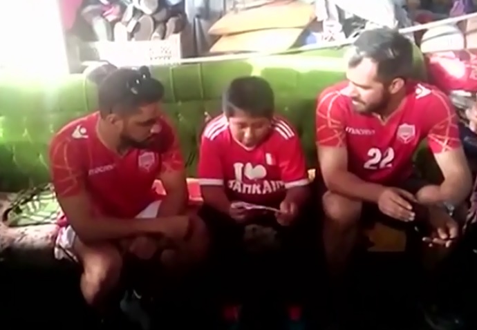 El esfuerzo del niño por estudiar en condiciones tan adversas fue recompensado por el filántropo. Reuters