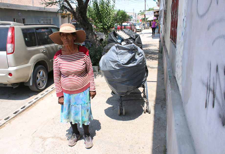 La señora María tiene que trabajar de esta manera para apoyar a su esposo. (Armando Moreno)