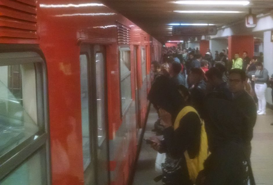Los usuarios indicaron que hay retrasos de hasta 30 minutos en la Línea 3. | Twitter @moy_ramosc