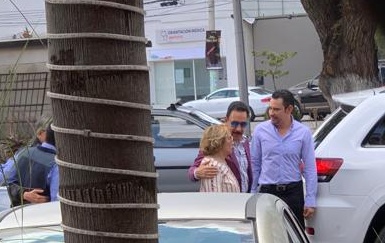 La ex dirigente nacional magisterial y el gobernador Omar Fayad. (Especial)