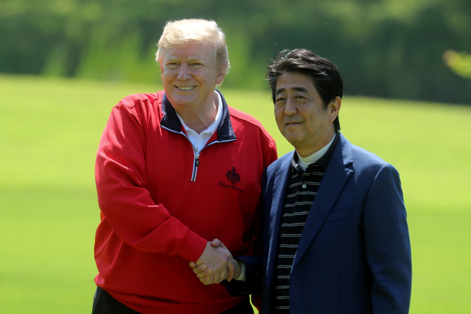 Donald Trump disfrutó de su pasión por el golf en compañía de Shinzo Abe. (Reuters)