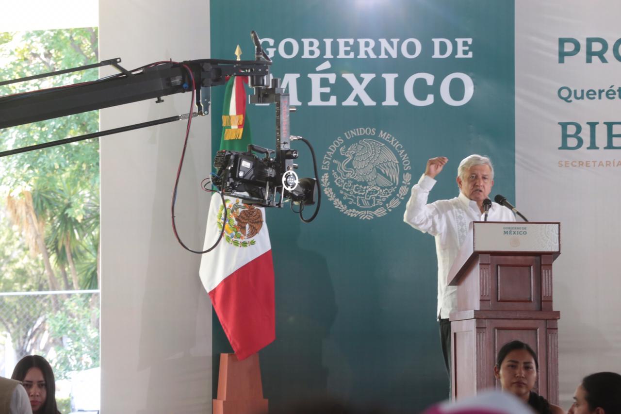 El presidente Andrés Manuel López Obrador reveló que la ex titular de Semarnat pidió detener el avión (Jesús Quintanar)
