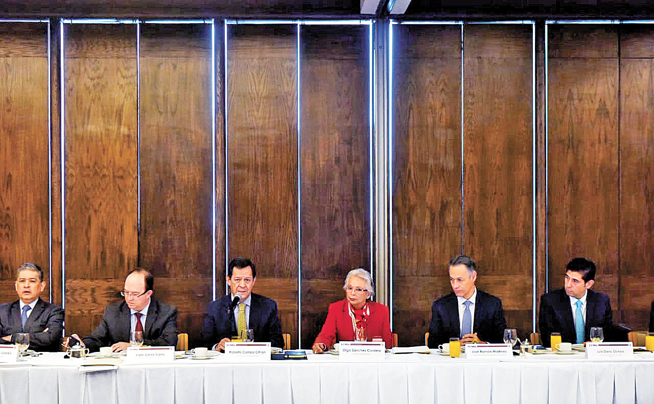 La titular de Gobernación en el encuentro con ejecutivos de Femsa. (Especial)
