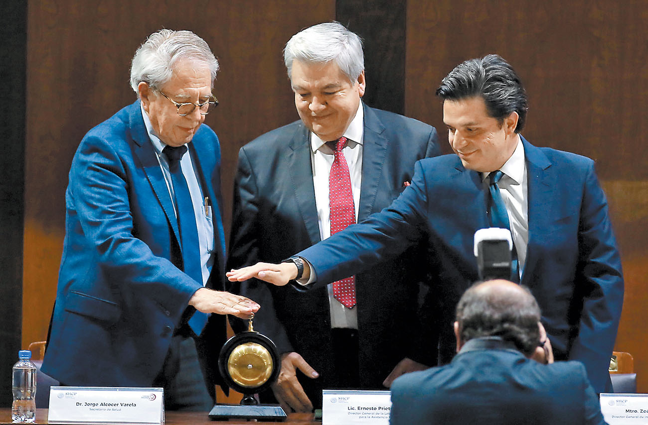 Los titulares de Salud, de la Lotería Nacional y del IMSS en sorteo por 40 aniversario del programa IMSS-Bienestar. (Octavio Hoyos)