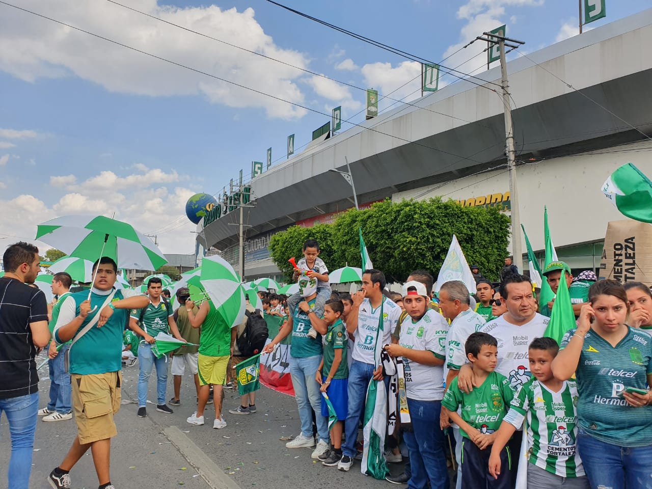 Afición del León en el Nou Camp (Zeltzin Zamora)